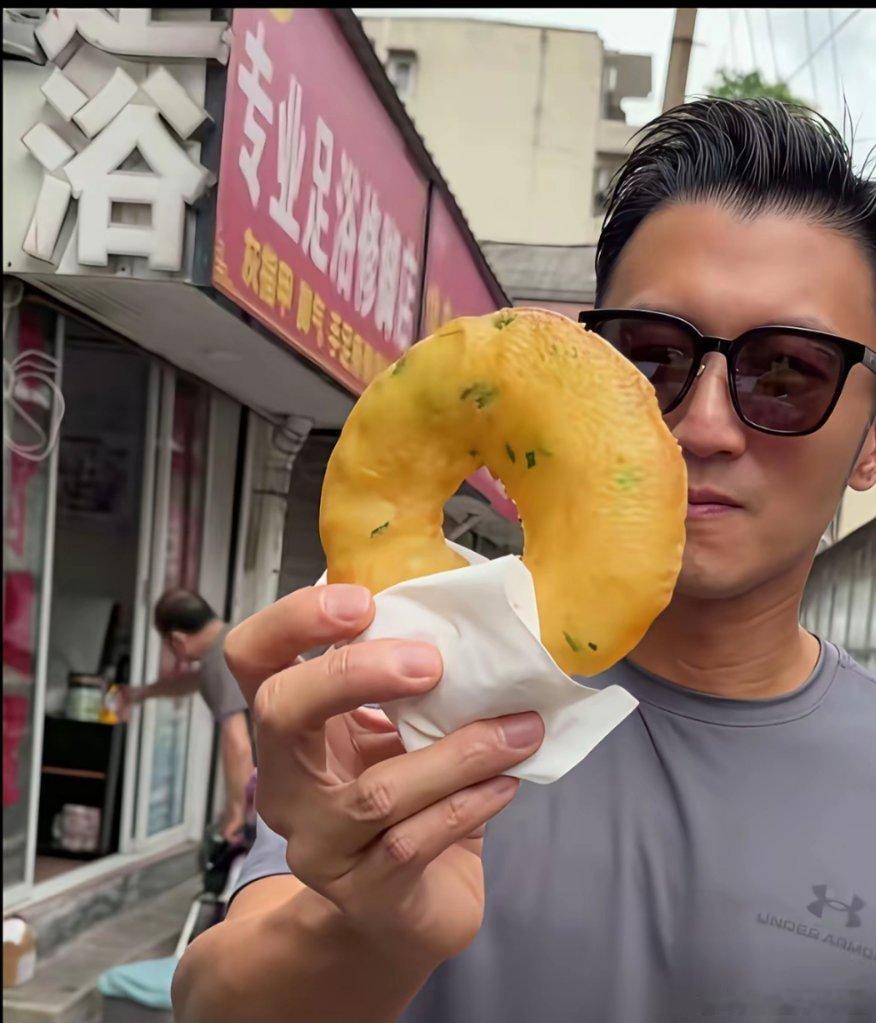 看到谢霆锋专门去吃葱油粑粑，我好奇查了一下，原来这个葱油粑粑每个地方名称都不一样