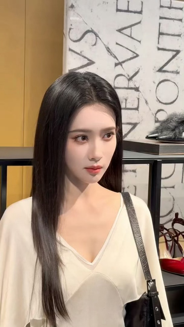 孟子义  孟子义 FENDI 今日品牌成都活动，黑长直大美女！ 