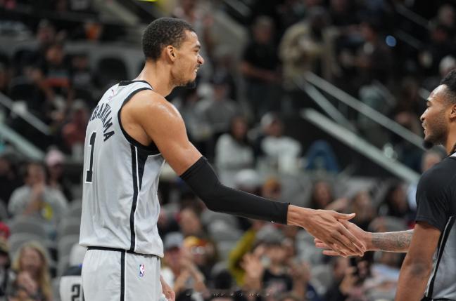 NBA常规赛，马刺客场132-104大胜国王，取得一波3连胜。过去21场比赛，马