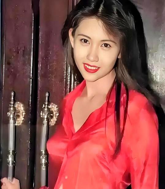 看到一句话，整个人是被击了一下的——“我娶到了全香港男人的梦想。”
这不是情话，