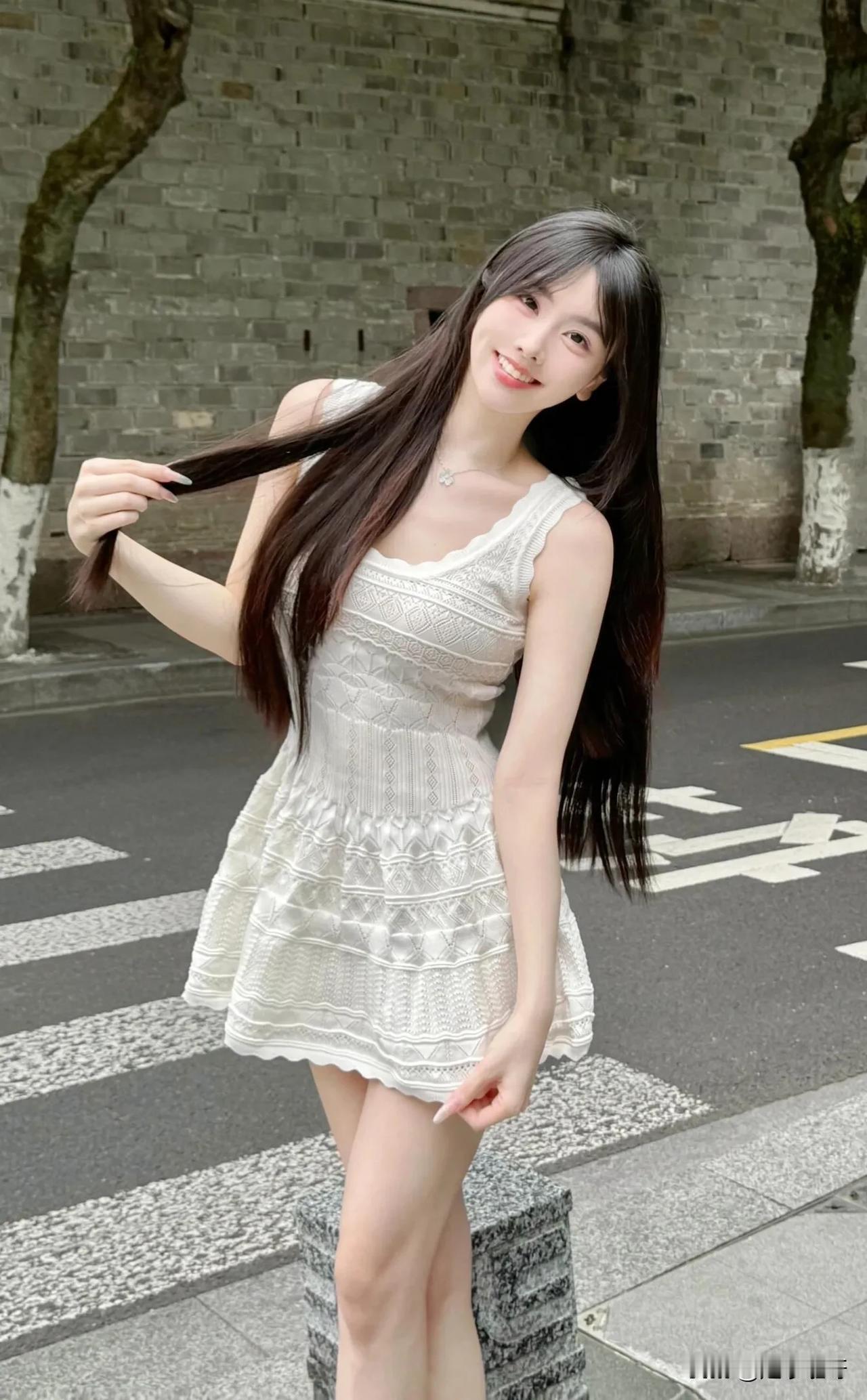 长发飘飘的美女，漫步在车水马龙中[微风][微风]