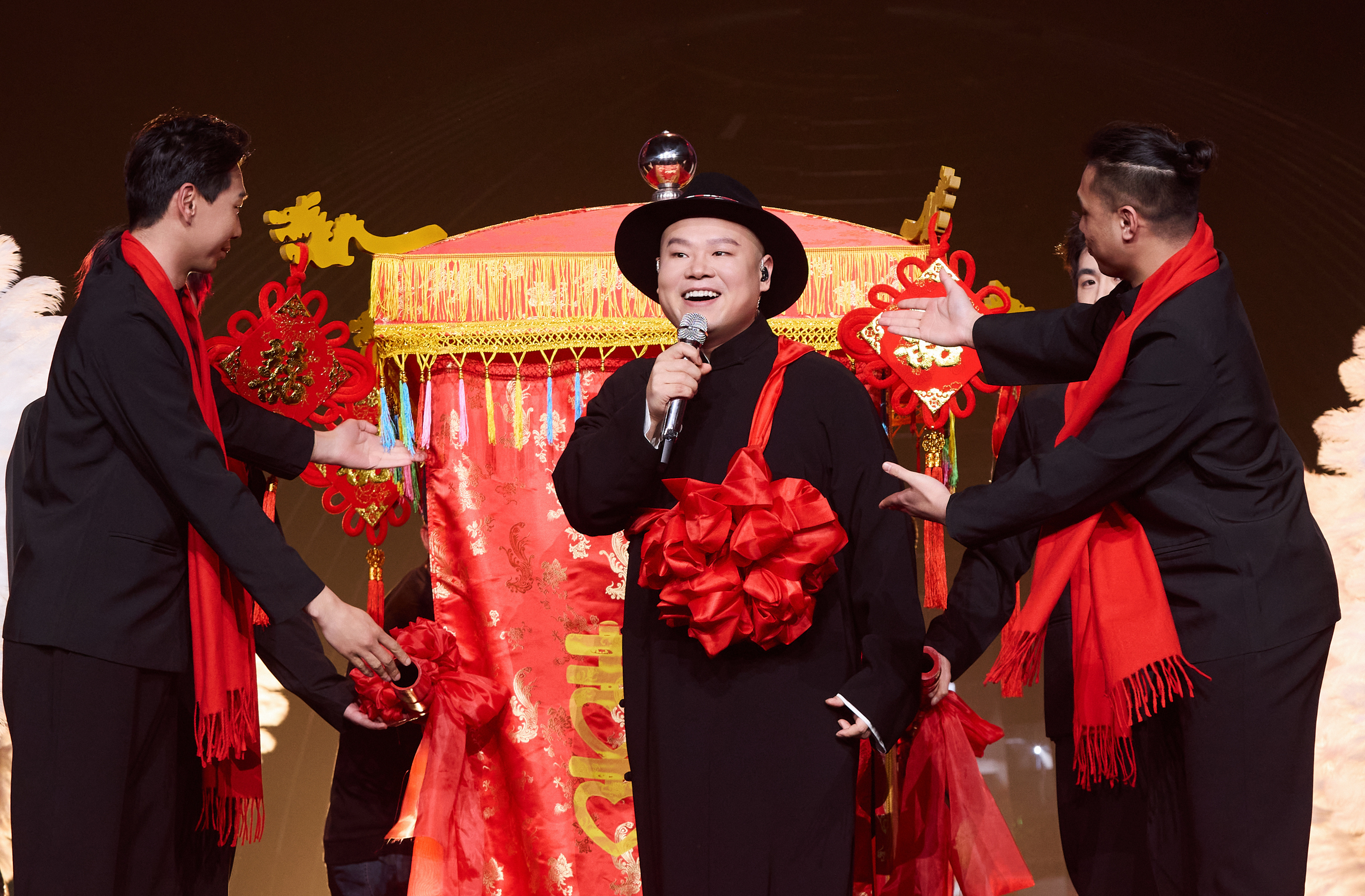 岳云鹏非要唱巡回演唱会带爸妈来看绝对没错！岳云鹏厦门演唱会汇集几代人熟悉的旋律，