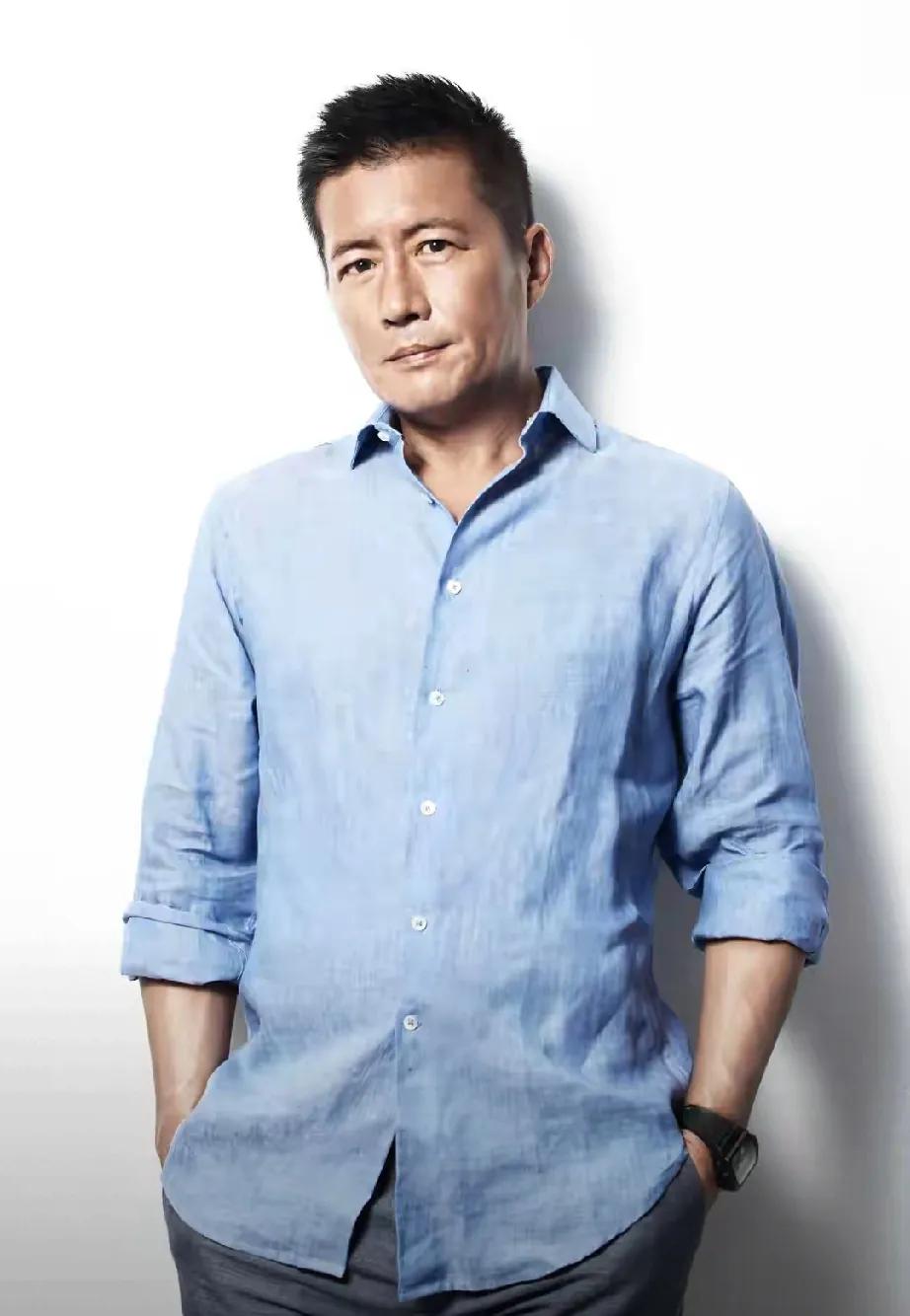 高曙光自曝从灯泡厂工人逆袭成演员，这经历太传奇！十六岁进厂，他成了被大姐姐们宠爱