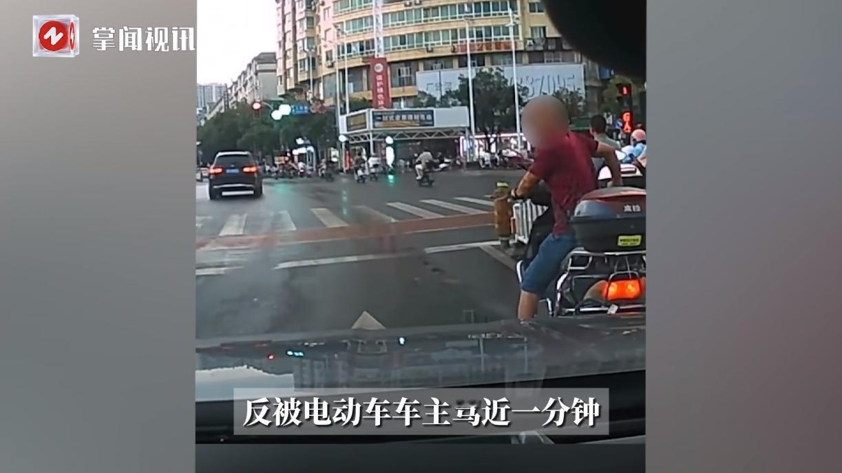 “必须严惩！”7月26日，广西桂林，一女子驾车在机动车道行驶时，被一位男子骑着电