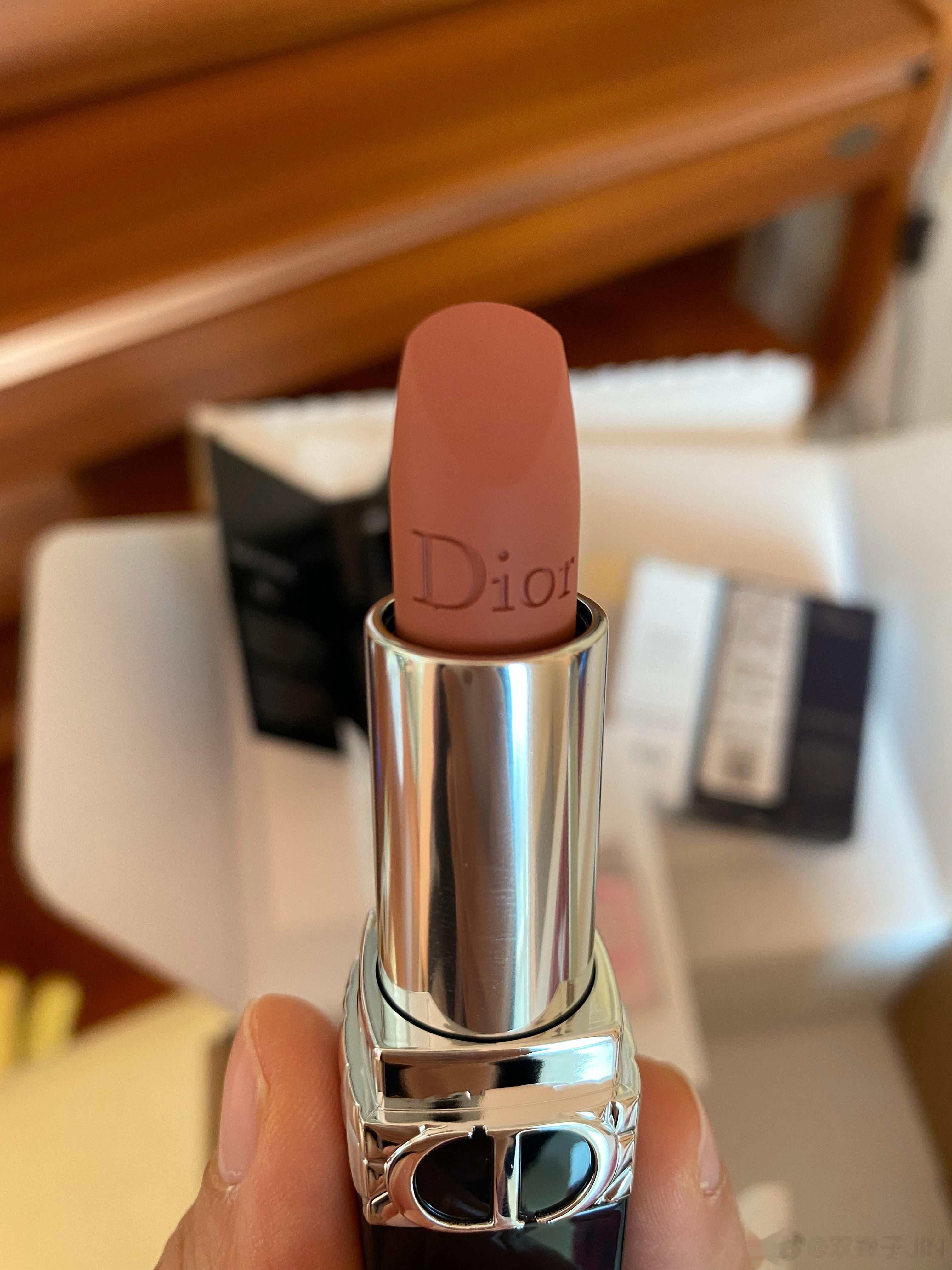 一直很喜欢Dior505这个颜色已用完好几支了这次又入手一支新的（家中常备）少女