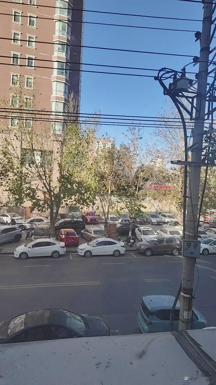 《窗畔的午后》
 
推开窗时，风裹着秋的余温撞进来。
 
楼体是沉郁的棕，玻璃映