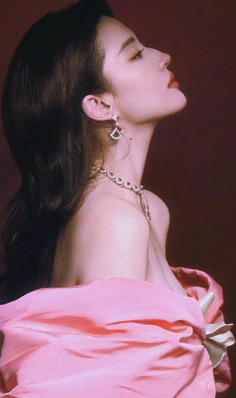 刘亦菲的粉色蝴蝶裙，
真的美到炸！
这侧颜，如同世界名画。
