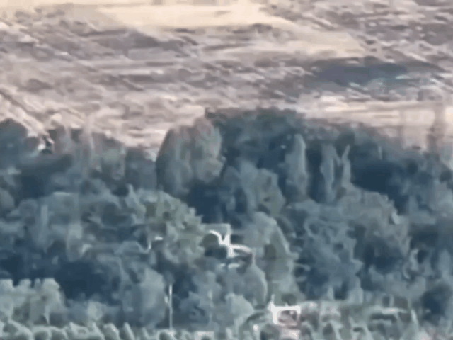 12月13日，泰国鹰狮式战机空袭柬埔寨菩萨省第503边境营地设施画面。