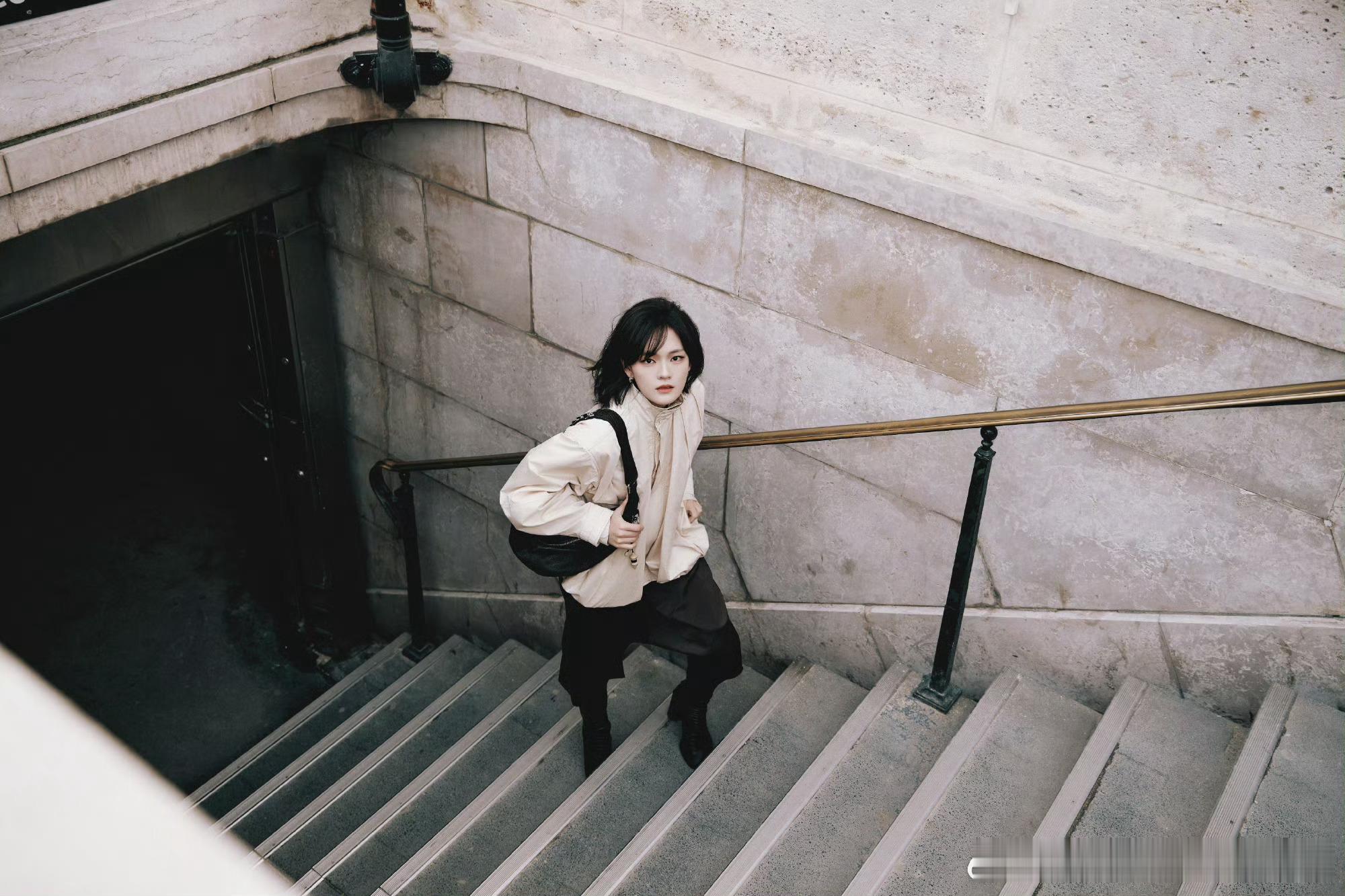 文淇今天看秀造型图，她的美的确自成一派 