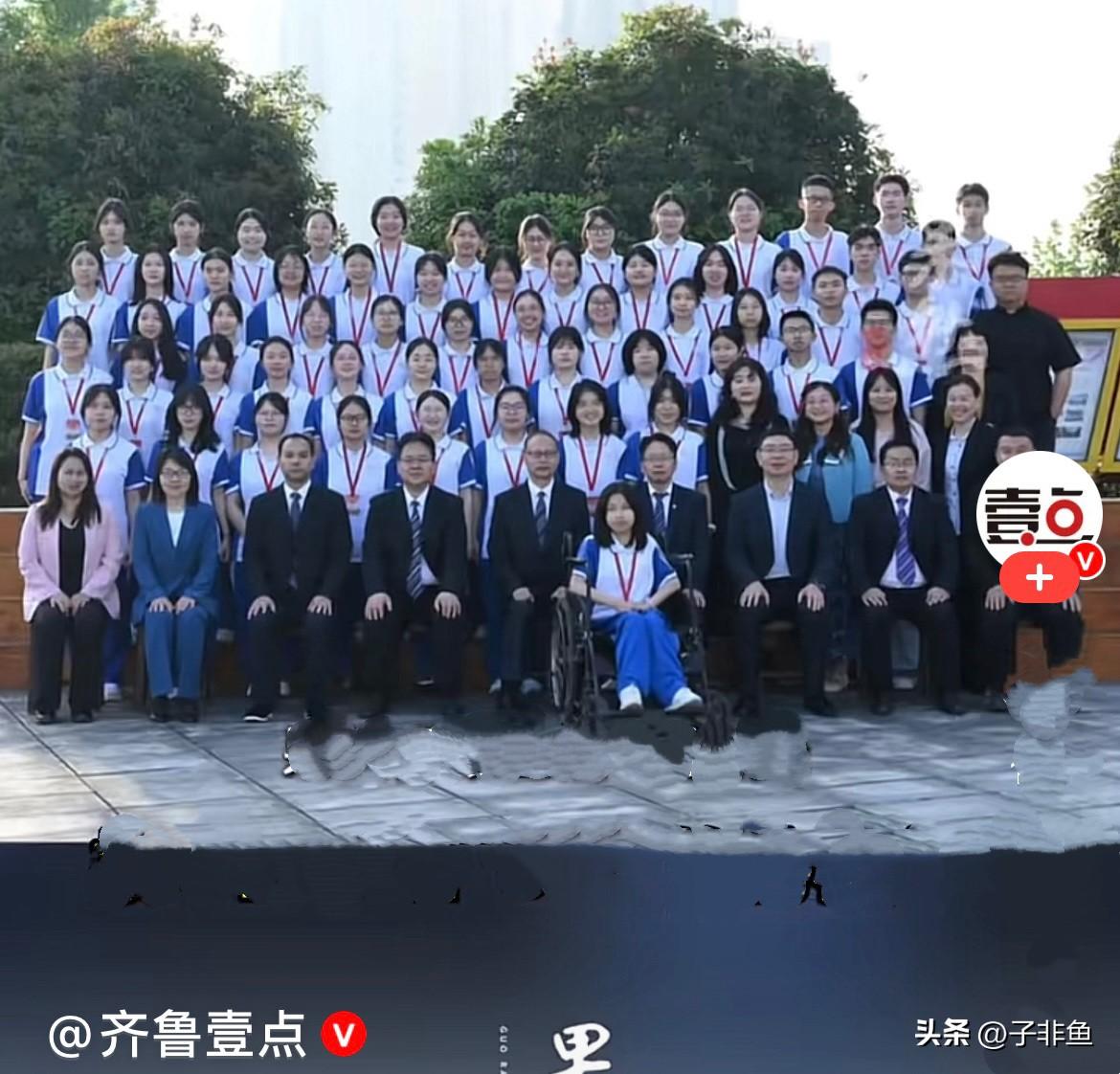 近日，湖南常德桃源一中照毕业照，全班合影的时候，所有人整齐站队，
唯独一位常年坐