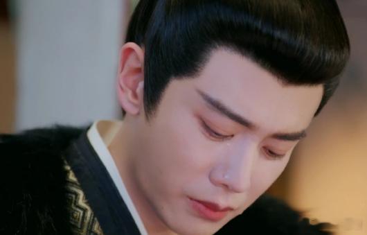 看了《凤凰台上》，真的被任嘉伦的古装仪态折服！他演的萧焕，身姿优雅又不失威严，眼