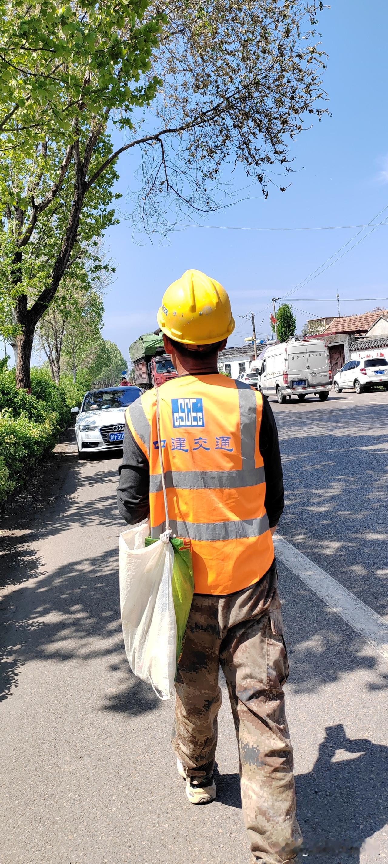 你发现了吗，一到夏天工地上百分之八十的女工都带着遮阳大帽子，还戴着口罩，捂的严严