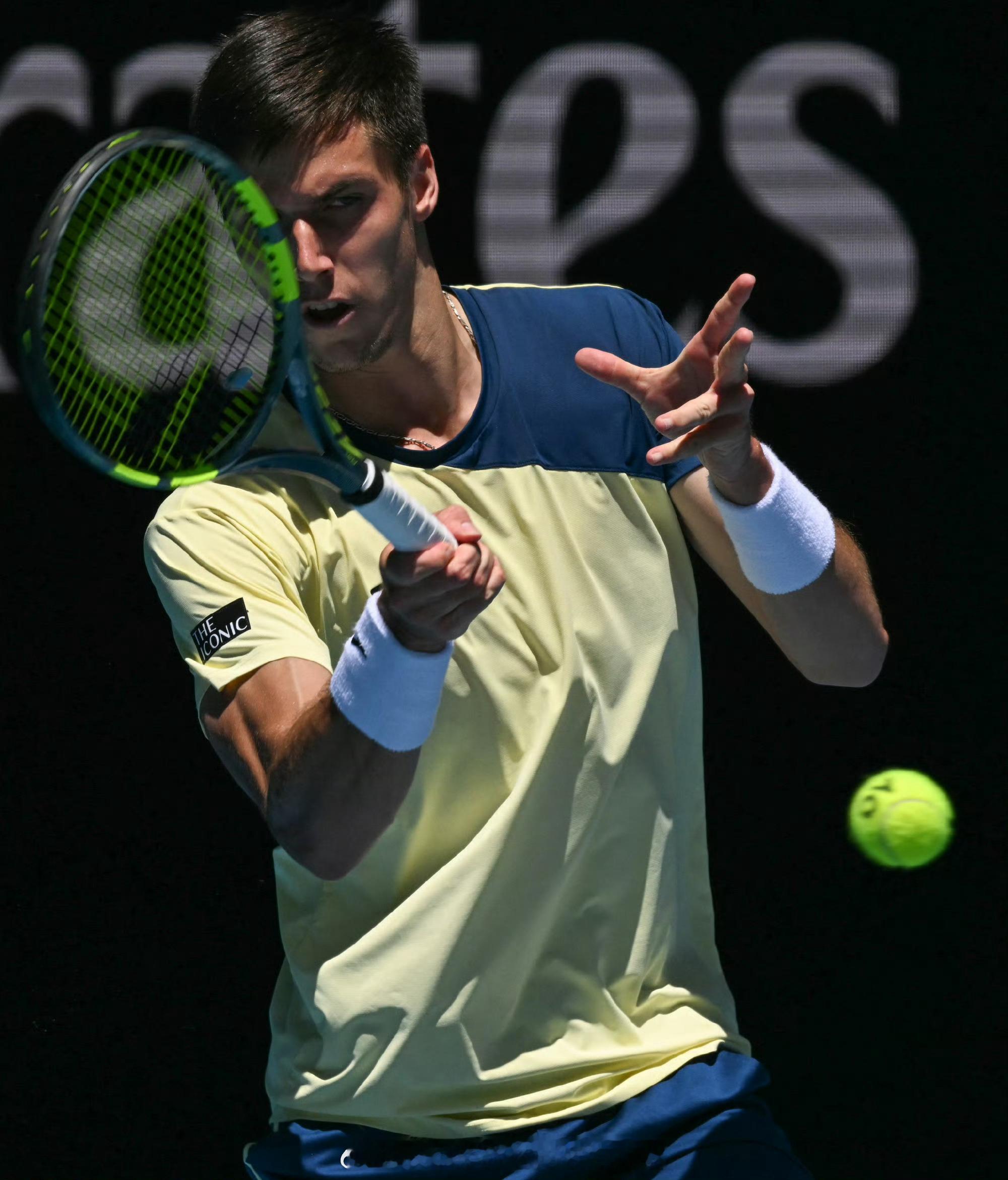 梅德韦杰夫逆转进澳网16强 在2026年澳大利亚网球公开赛男单第三轮比赛中，11