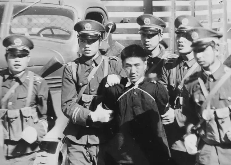 1979年青海血案！17岁少年被官二代连捅14刀，凶手当众放话：“我爸是干部，我
