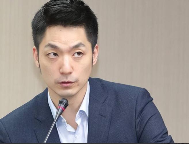 [玫瑰]7月23日，台北市长蒋万安在接受质询时，又把双城论坛和解放军台海演训绑在