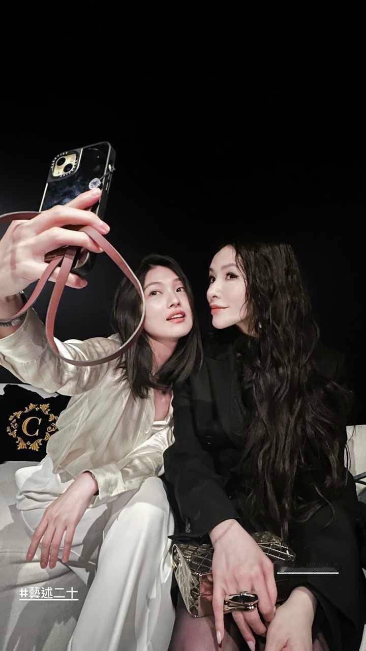又有新鲜美照，萧亚轩是和蜜雪一起去看展，怎么这么美！ 