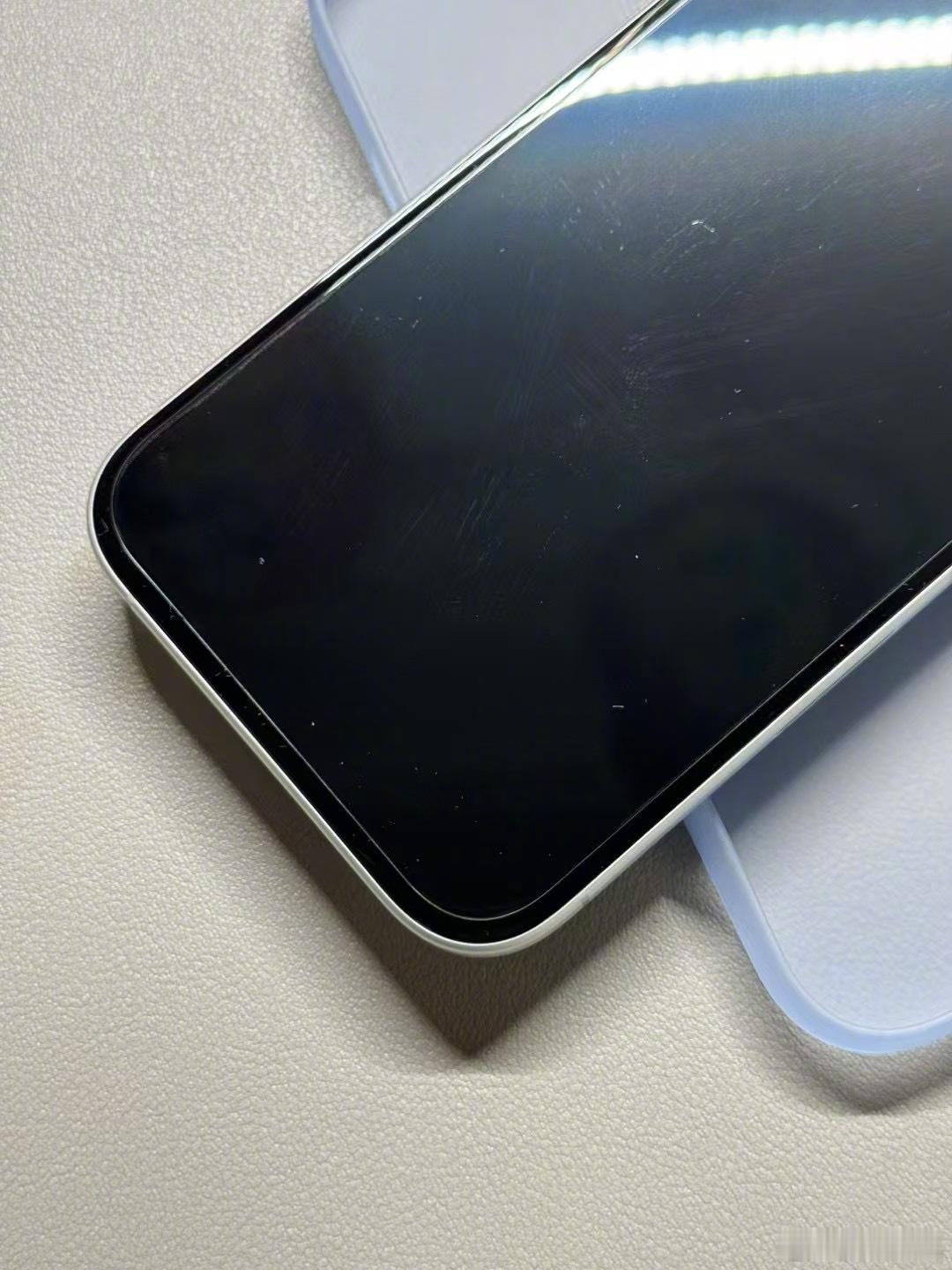 iPhone 15 后的机型，因为屏幕边缘把微弧加回去了，导致钢化膜只能缩小一大