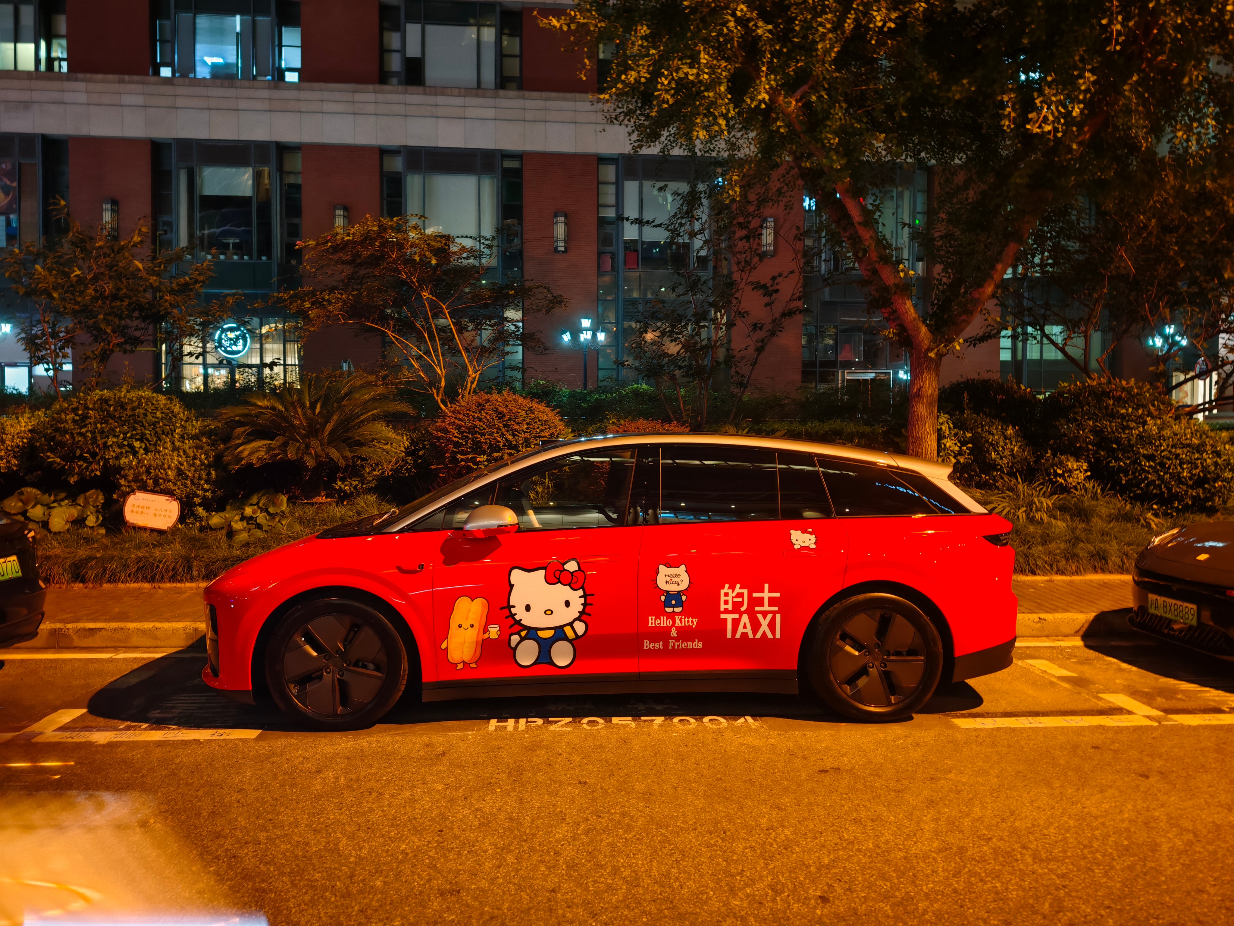 在路边看到一辆改装的理想 i6， 好好看啊！掐着日子，改款的 i6 快来了吧 ​