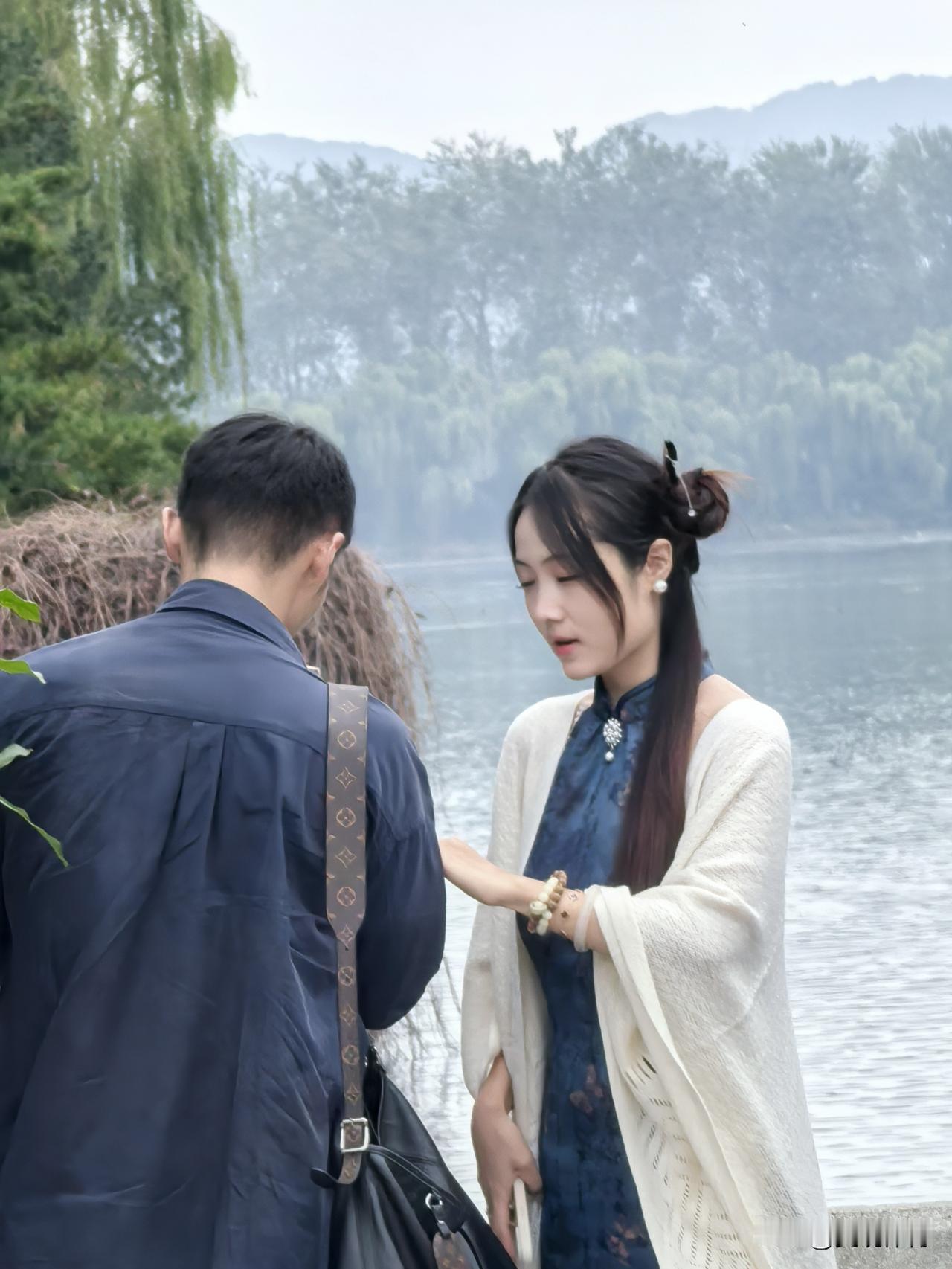 颐和园西门处的石碑：“京引～西南门石桥”