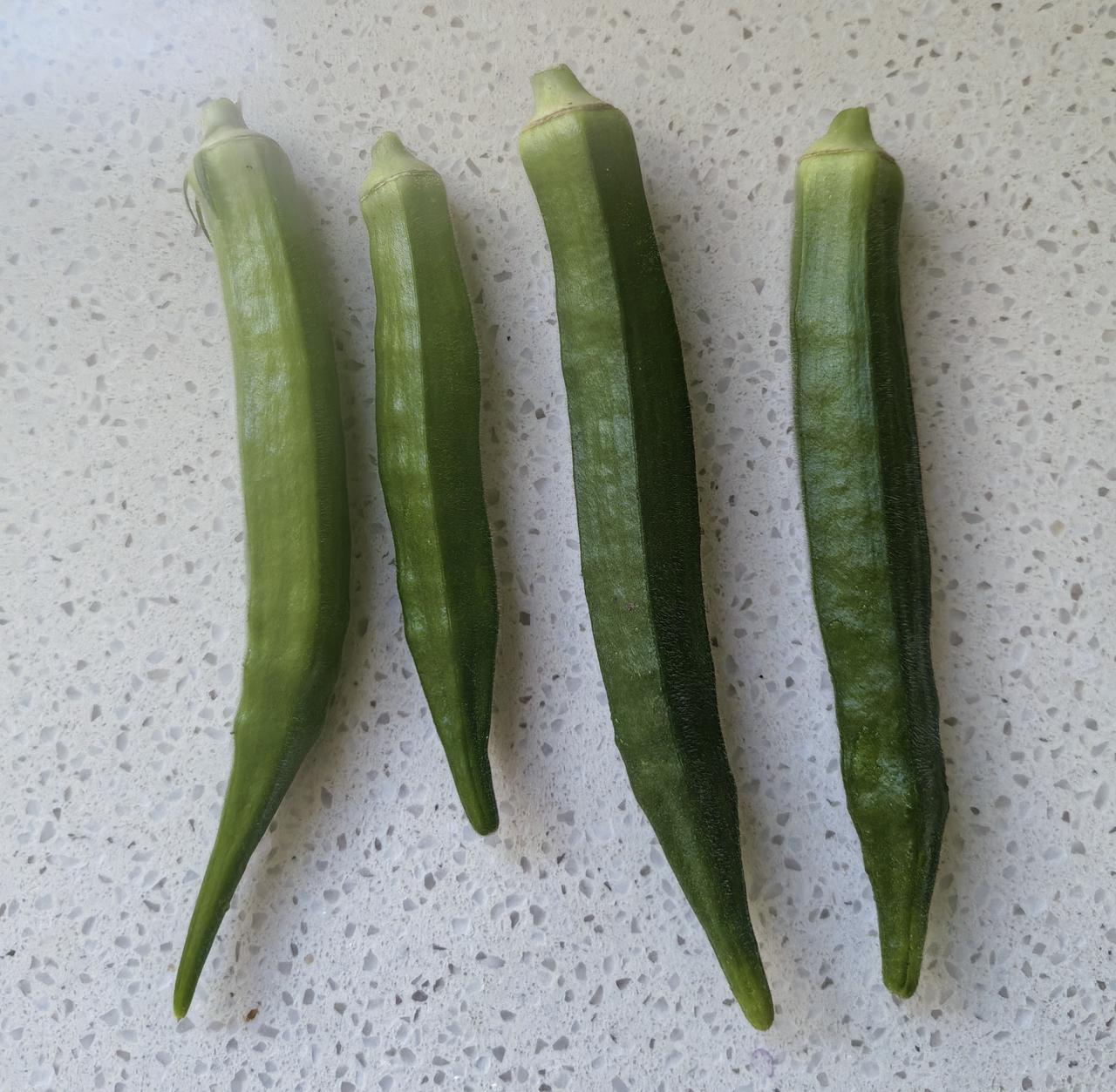 什么是种菜人的心酸？今天一早采了4个秋葵，一人份也够了，对半切，焯水生灼，脆爽可