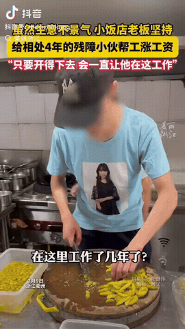 在浙江，一家小饭馆老板收留了一名智力残疾的小伙，尽管现在店里的生意越来越差，没想