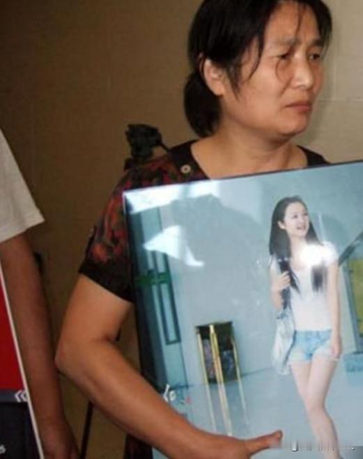 2011年，21岁选美冠军杨晓丹和男友被歹徒绑架，3名歹徒将杨晓丹男友杀害后，又