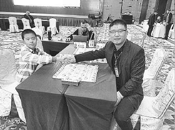 每周三次透析还在打比赛：民间棋王陈柳刚，拿了全国亚军
在贵州的民间象棋圈，陈柳刚