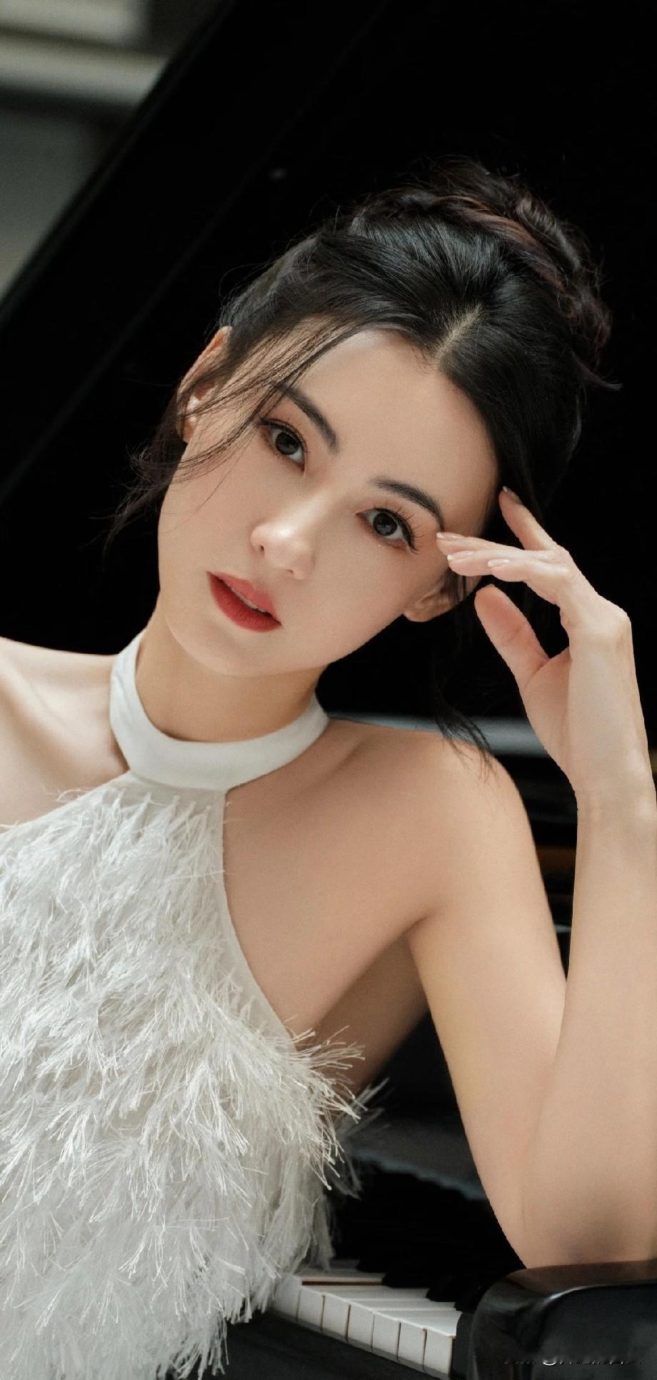 张柏芝为什么不再婚？
也不是还惦记谢霆锋，而是因为她自己已经经济独立，日子过得红