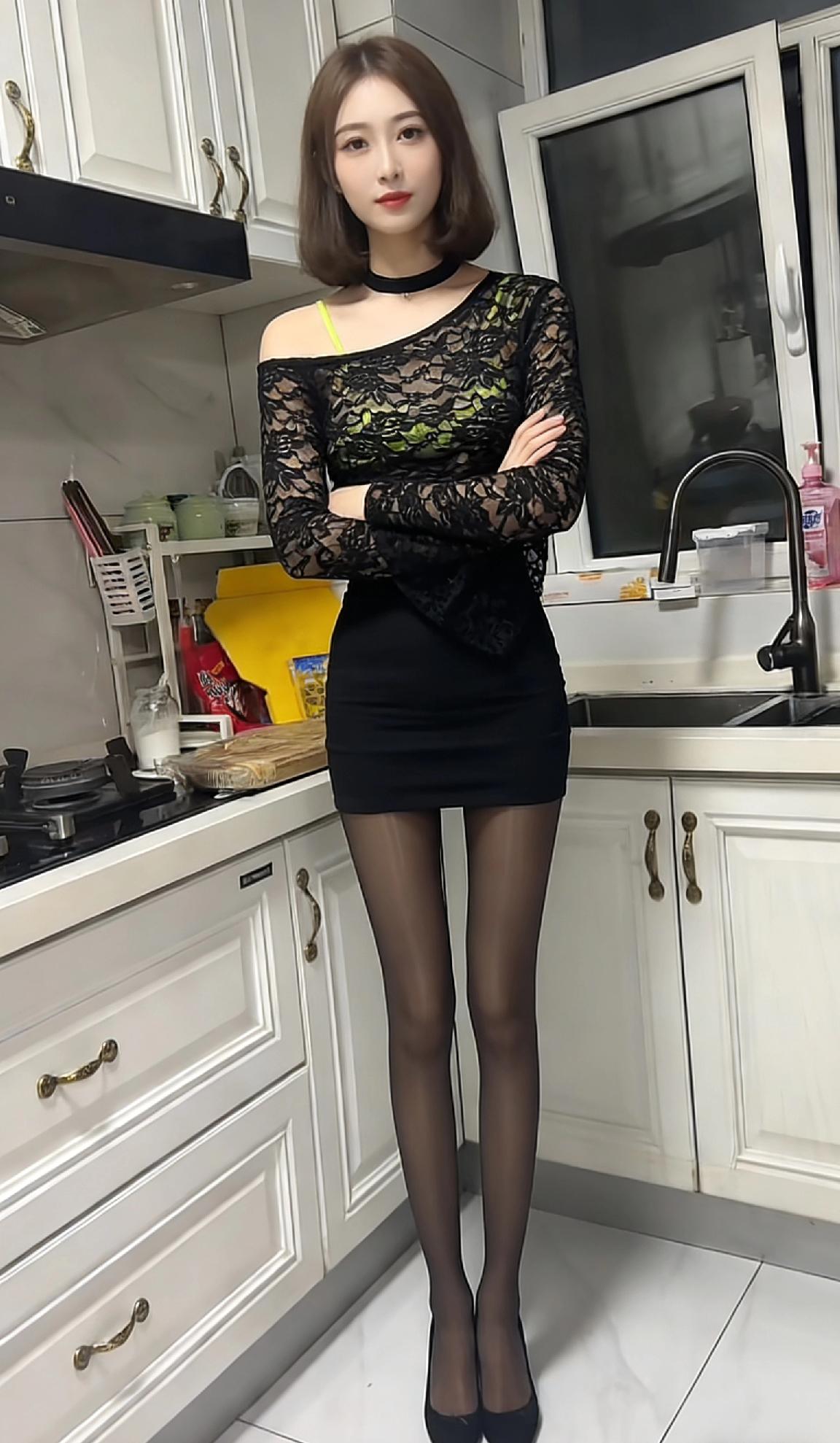 优雅黑裙，尽显都市女性魅力！👠💄