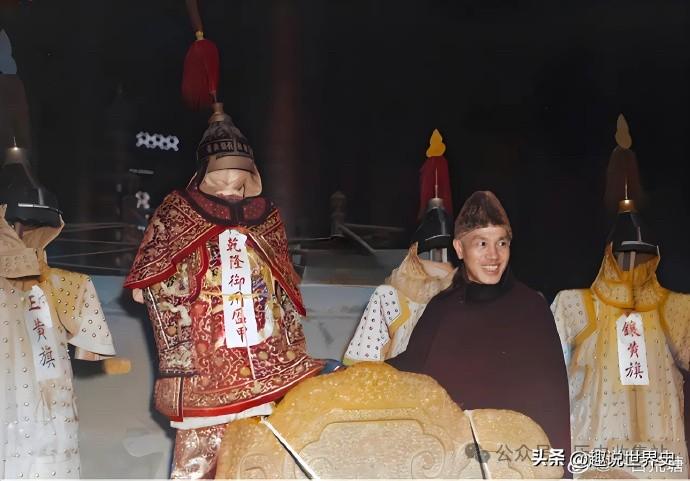 历史老照片：意气风发的蒋介石
1945年冬，抗战胜利后的老蒋来到北平，参观故宫，