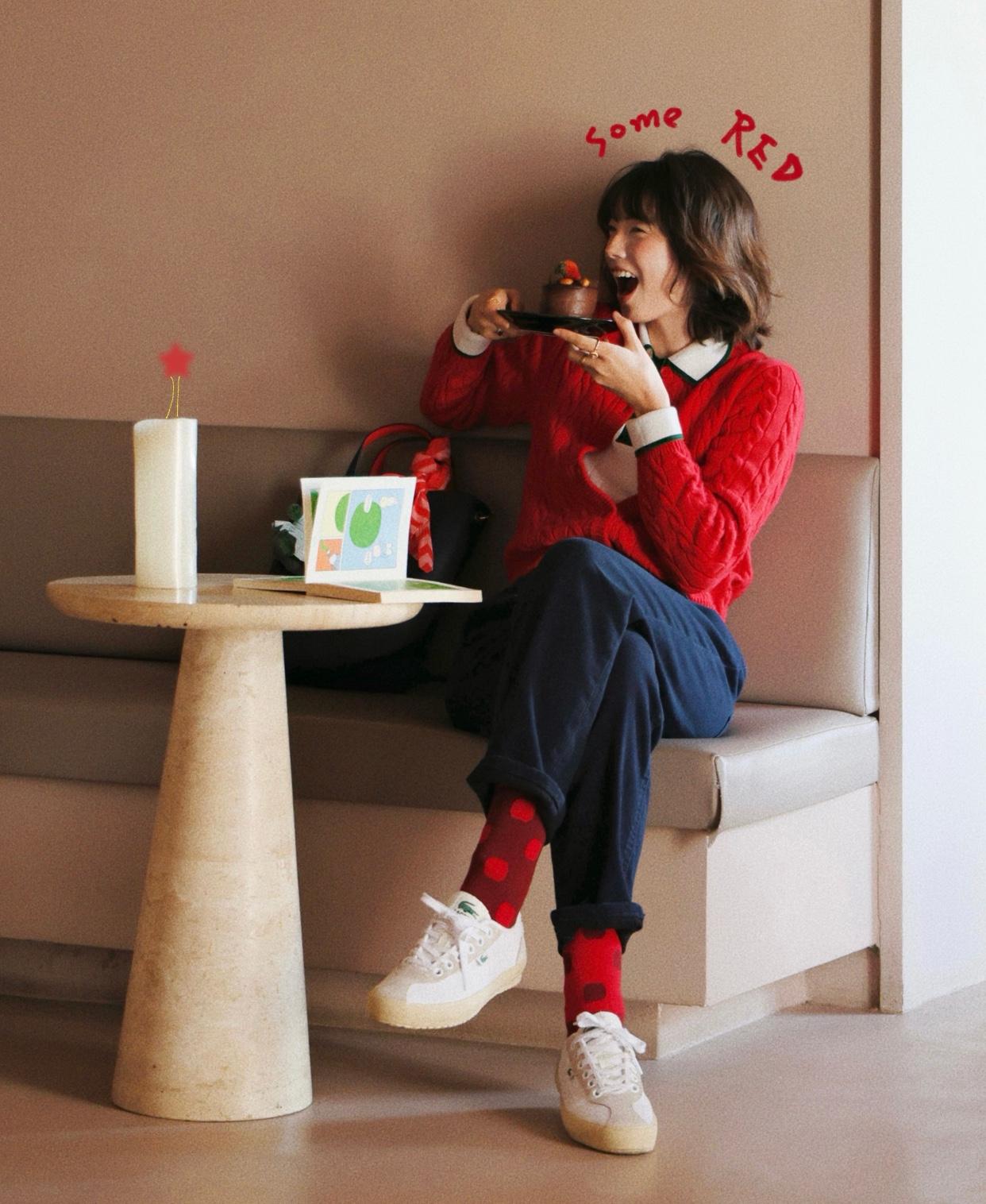 这个穿搭配色很好看，
很出片，
但是现实中穿会不会是灾难红袜子啊，
看这张照片里