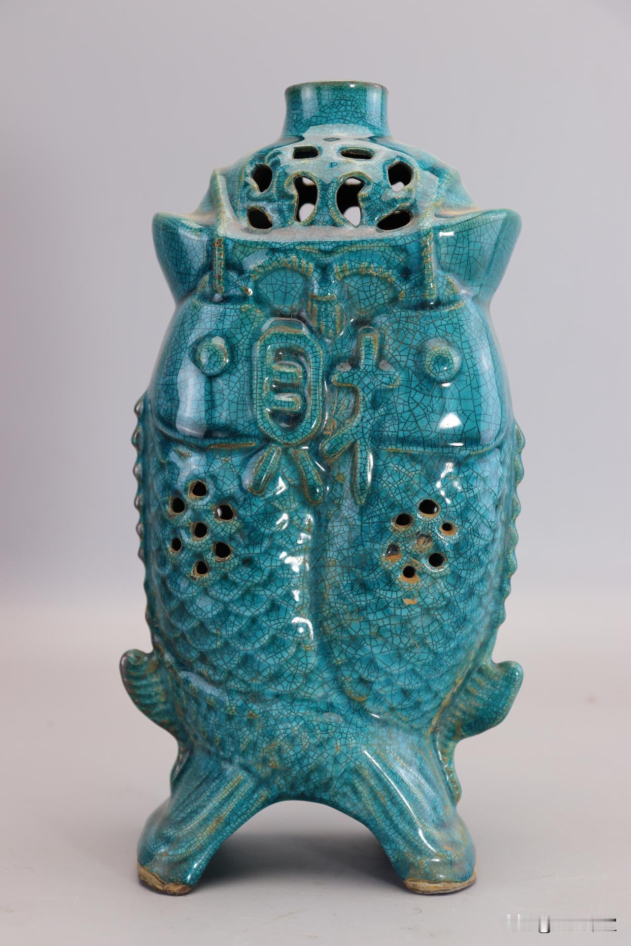 《柴窑名窑图鉴》第六辑：柴字底款双鱼招财香薰
 
本期聚焦一件五代柴窑孔雀蓝釉开