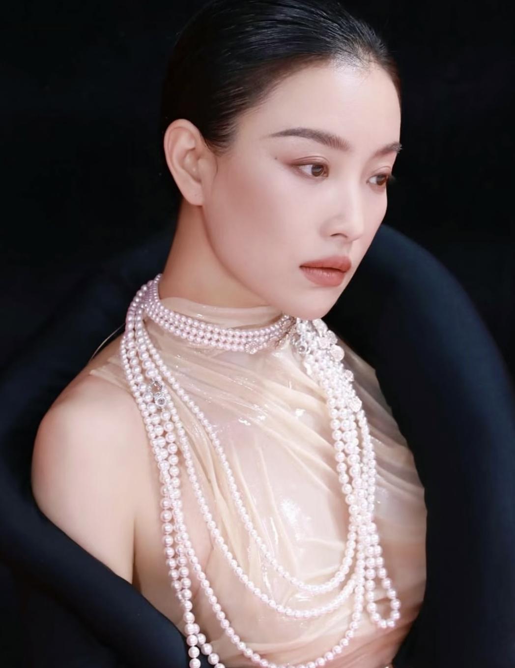 在这个看脸的时代，似乎很多人对于女性的美有着过于苛刻的标准。

倪妮，珍珠在项，