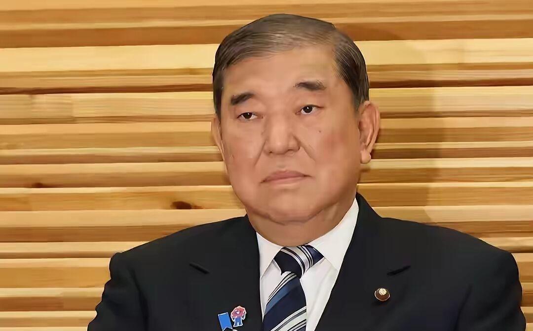 石破茂究竟看到了什么？
日本议会之上，右翼政客高举双手高呼万岁，这一口号，曾是二