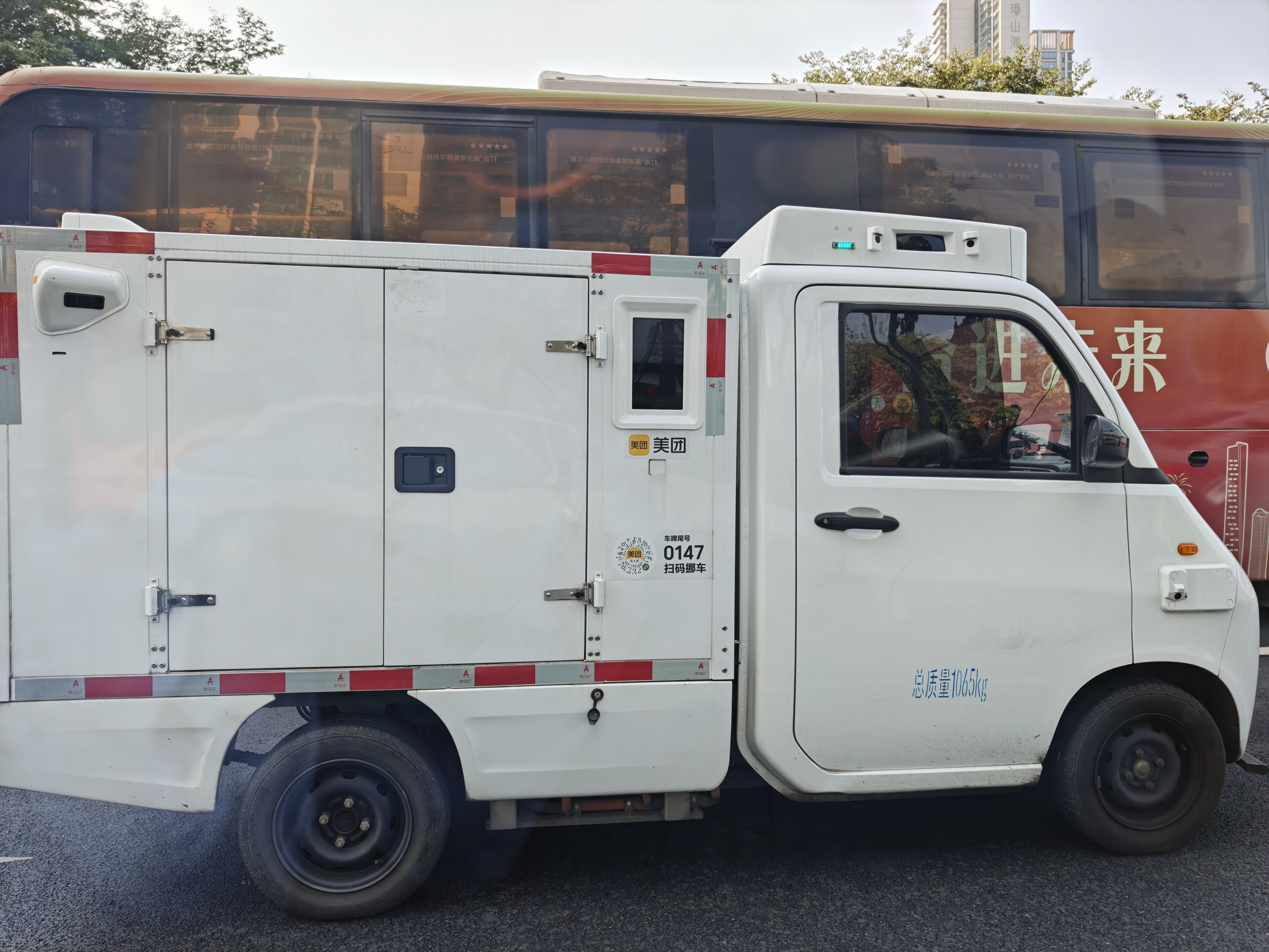 深圳街头的无人送货小车，直接主道上开的飞起。 