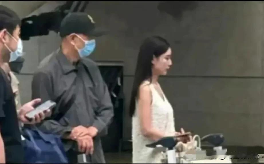 没想到这俩人能偶遇，
并且光头看晓梅的眼神还那样专注，
不知道他此时心里在想些什