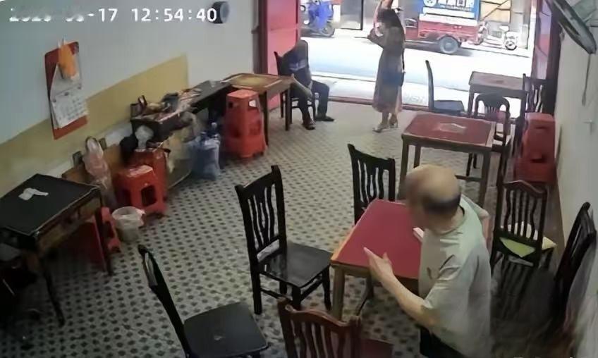 好心助人反遭讹诈！善良不能裸奔，我们该如何避免扶人被讹？
 一腔好心伸出援手，到