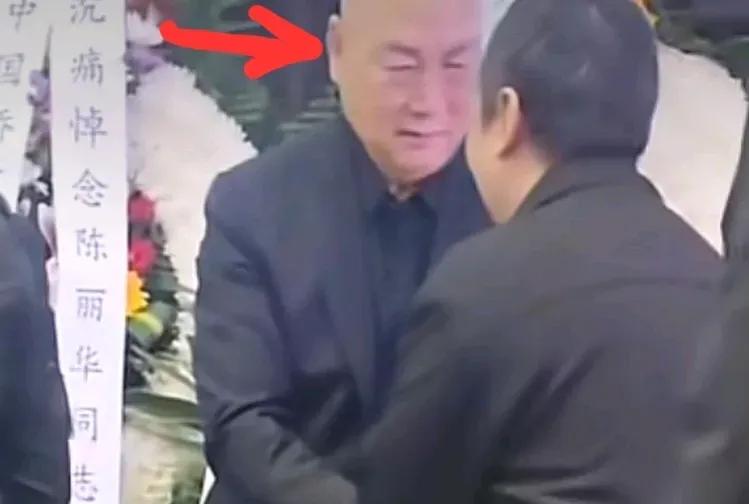 迟重瑞哭了，在陈丽华告别仪式上，在现场他接待前来吊唁的人们的，忍不住又哭了。他本