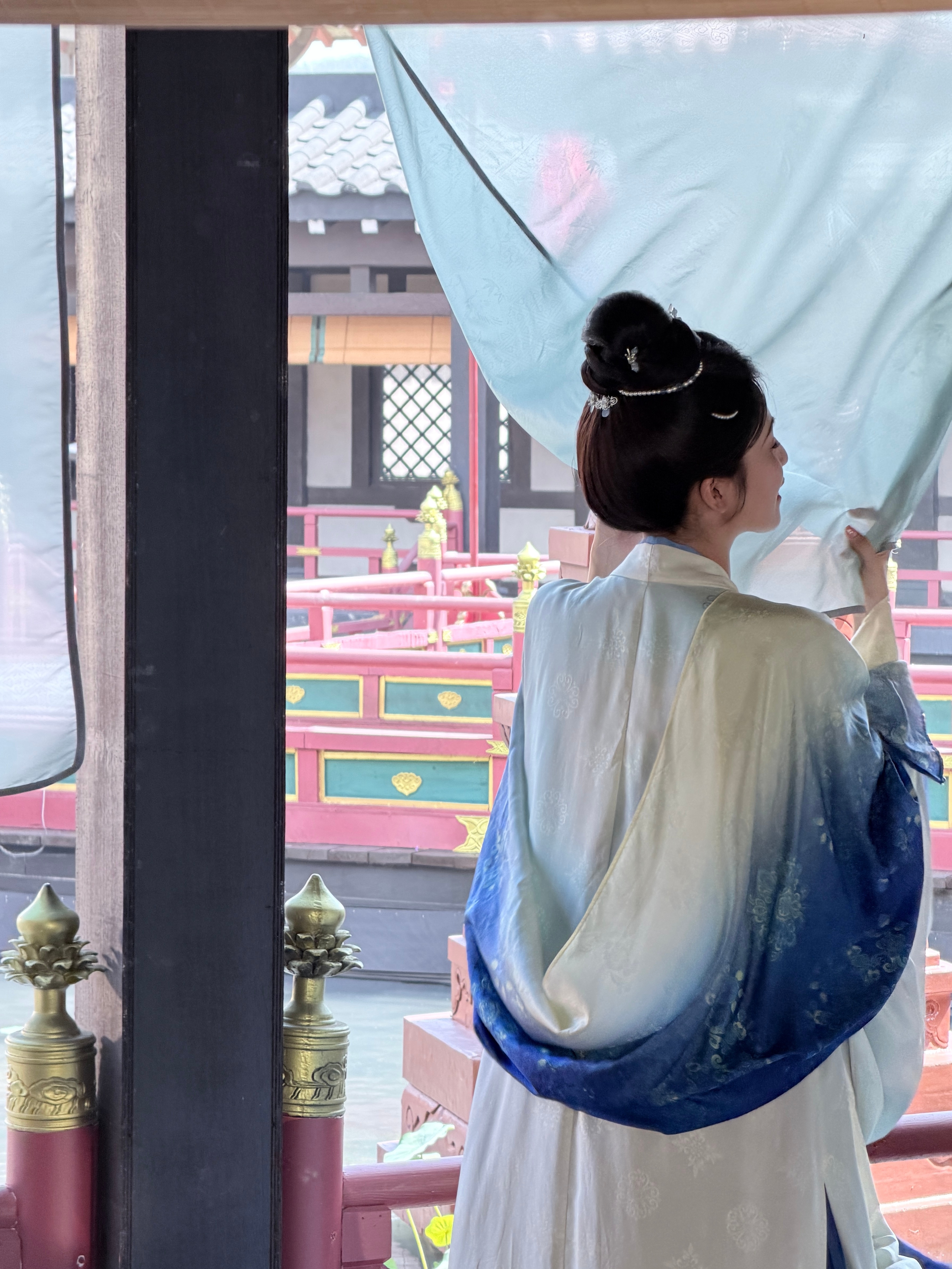咋还和布帘子玩起来了