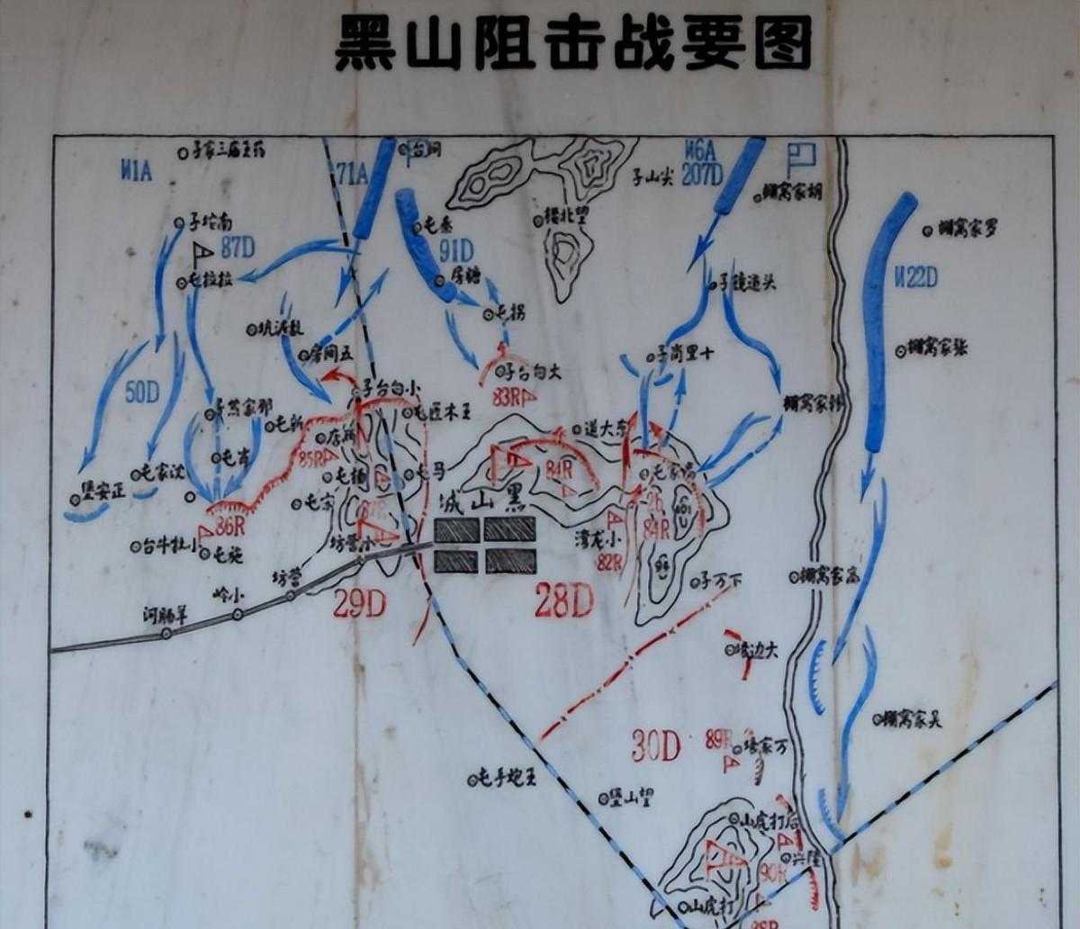 中央军服留下的报纸油墨显得格外刺眼。1948年10月25日黄昏，梁兴初站在弹坑纵