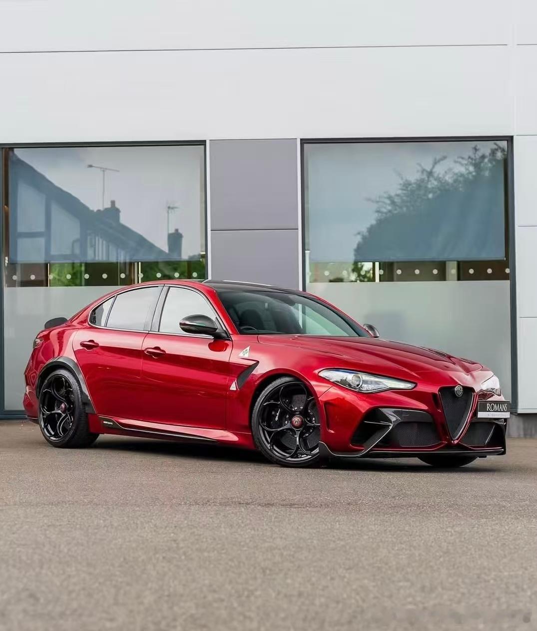 还是红色的阿尔法罗密欧好看