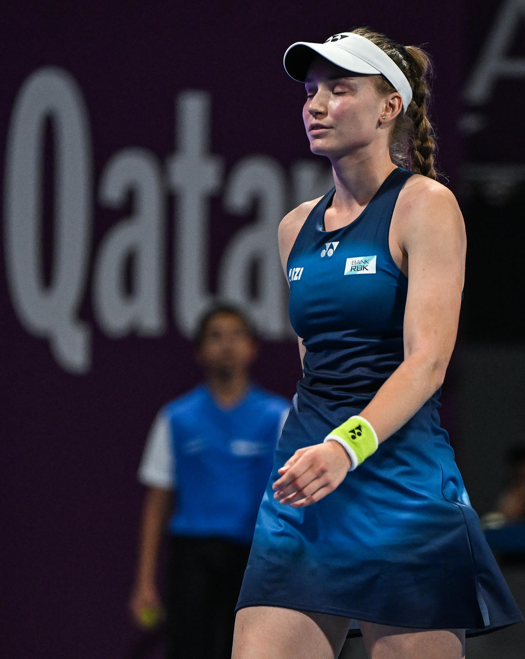 【#郑钦文莱巴金娜交手记录1比2#】 WTA1000多哈站第三轮，伤愈复出的郑钦