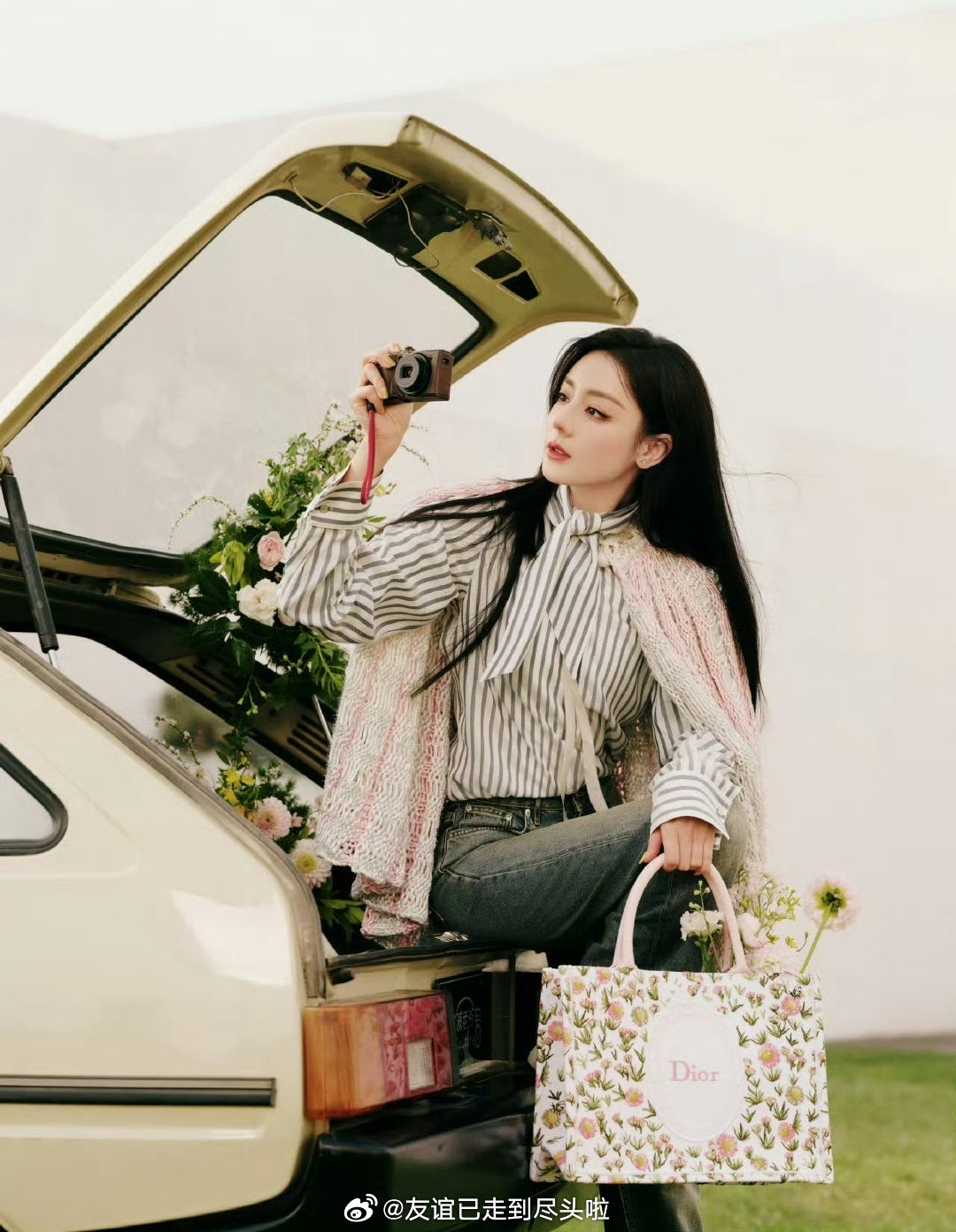 昨天就有消息说迪丽热巴出发去巴黎时装周转机滞留迪拜了，今天官宣无法正常出席dio