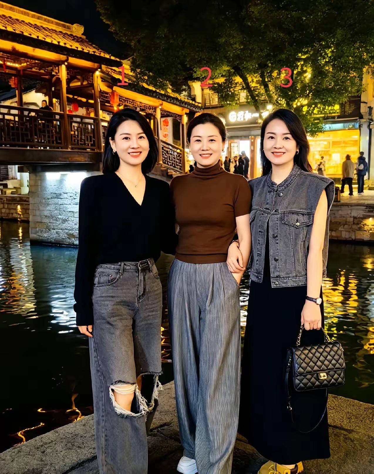 考眼力！妈妈41岁，两个女儿20岁左右，猜猜看，哪个是女儿，哪个是妈妈？