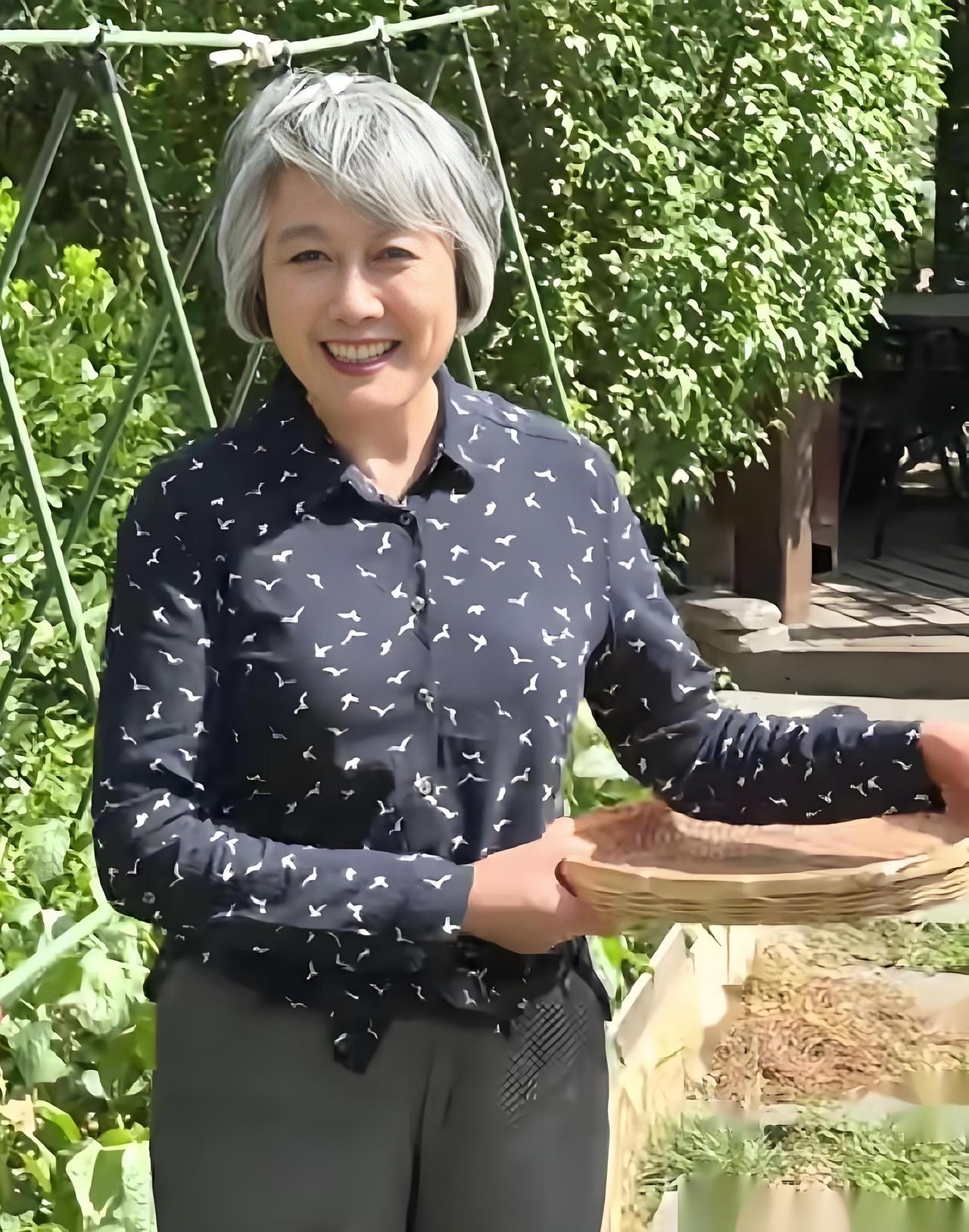 从央视退休后的她，过上了"归园田居"、"采菊东篱"的宁静生活，一身农家人打扮的她