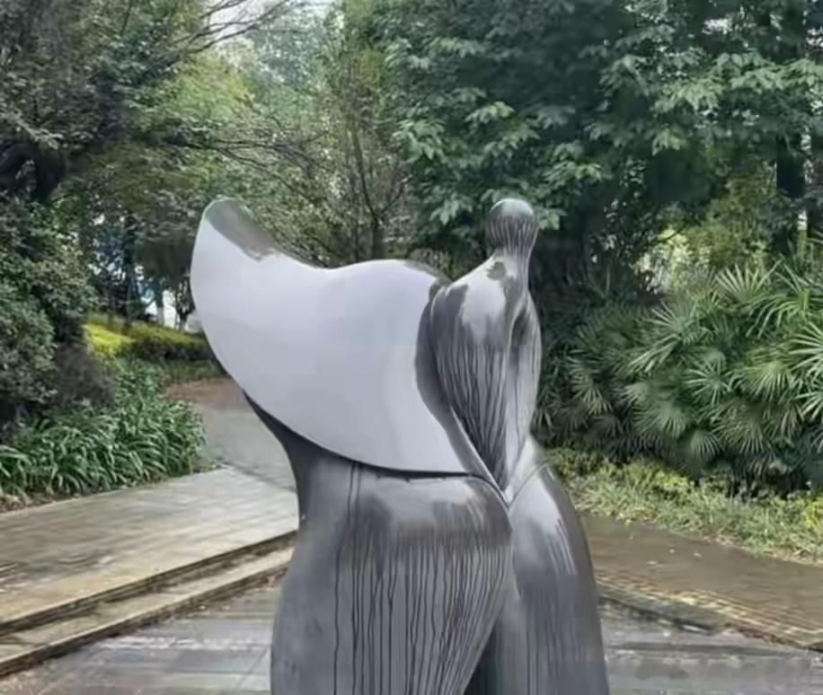 成都一广场雕塑被指“极具暗示性”，轮廓近似女性隐私部位，造型露骨；物业：通过了管
