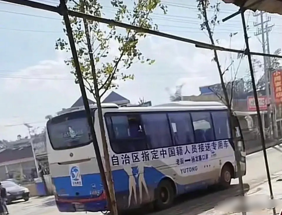 吴京的战狼：孤军深入营救同胞，必要时亮出国旗！现实中的战狼：两军交战前先把中国人