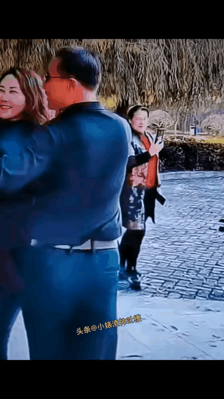 两个人跳舞跳的正欢，连说带笑的，女的笑的像朵花似的，谁知半路杀出个程咬金，一个男