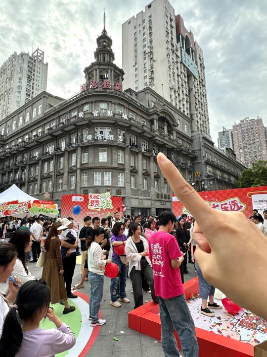 江汉路…..发生了啥 怎么这么多人？？？