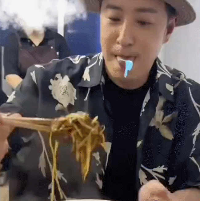 潘玮柏靠吃播接到活了  看潘玮柏在《炙热游戏：百厨大战》里吃得那么香，感觉每道菜